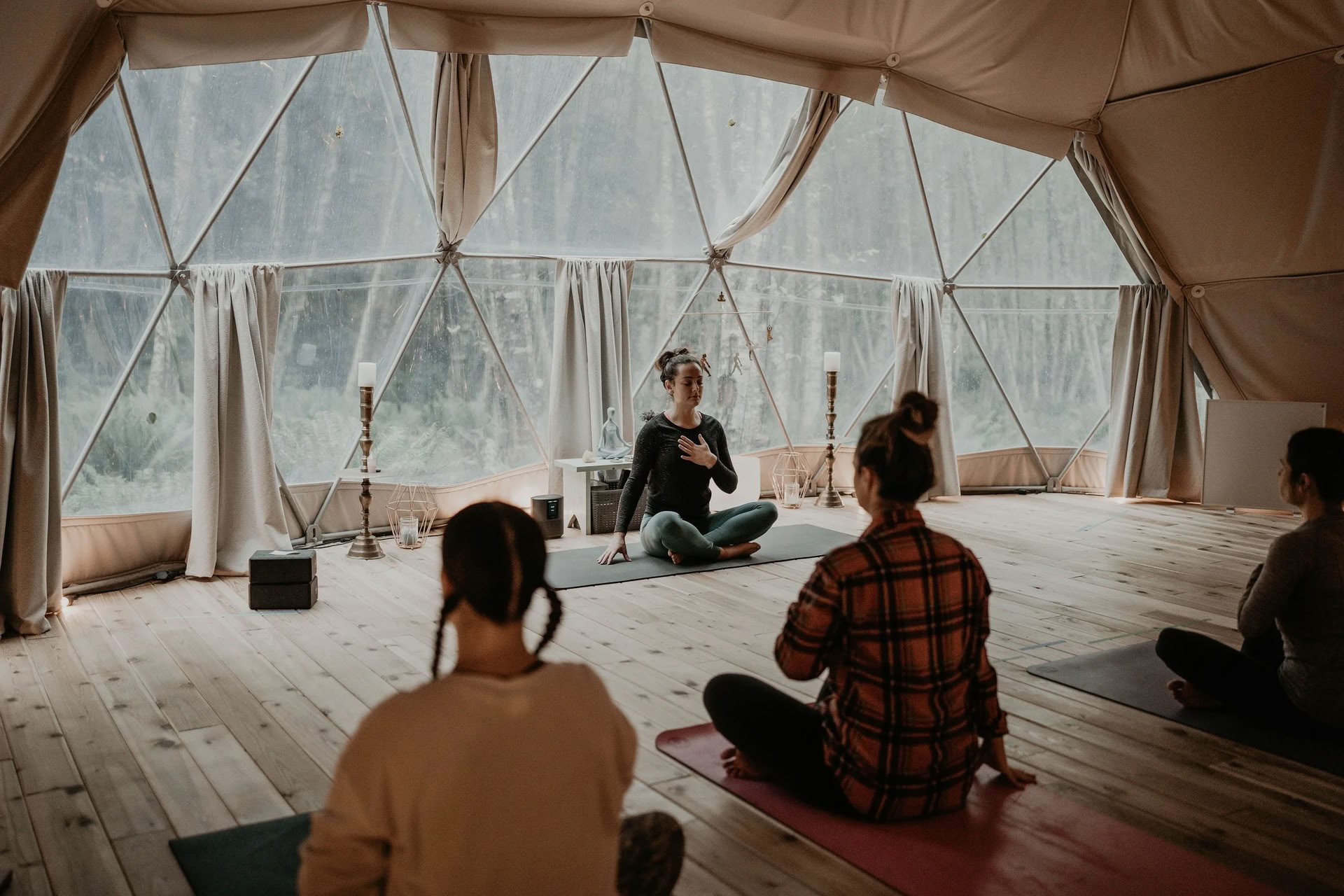 あざに触れる：クロエ・ハンターとアンドレア・クラークによるグリーフ・リトリート｜Nectar Yoga