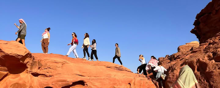 ヨルダンのワディ・ラムでのラクダトレッキング：時を旅する旅