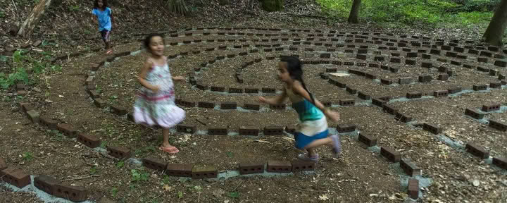 迷宮と自然に浸るリトリート：歩みの道