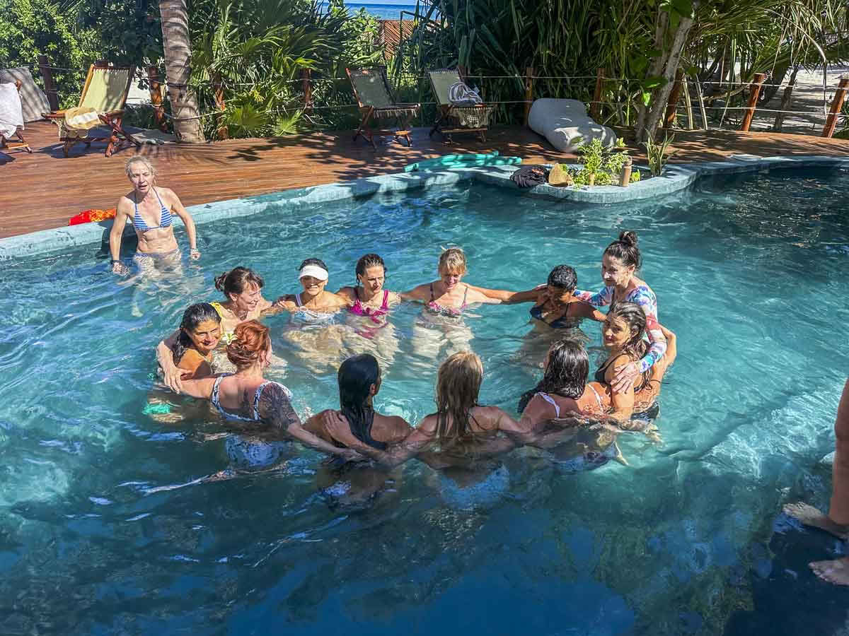 目覚める女性のリトリート：水の鏡の中で
