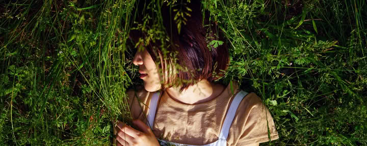 彼女を体現する：女性の力と知恵へとやわらかく身をゆだねる芸術