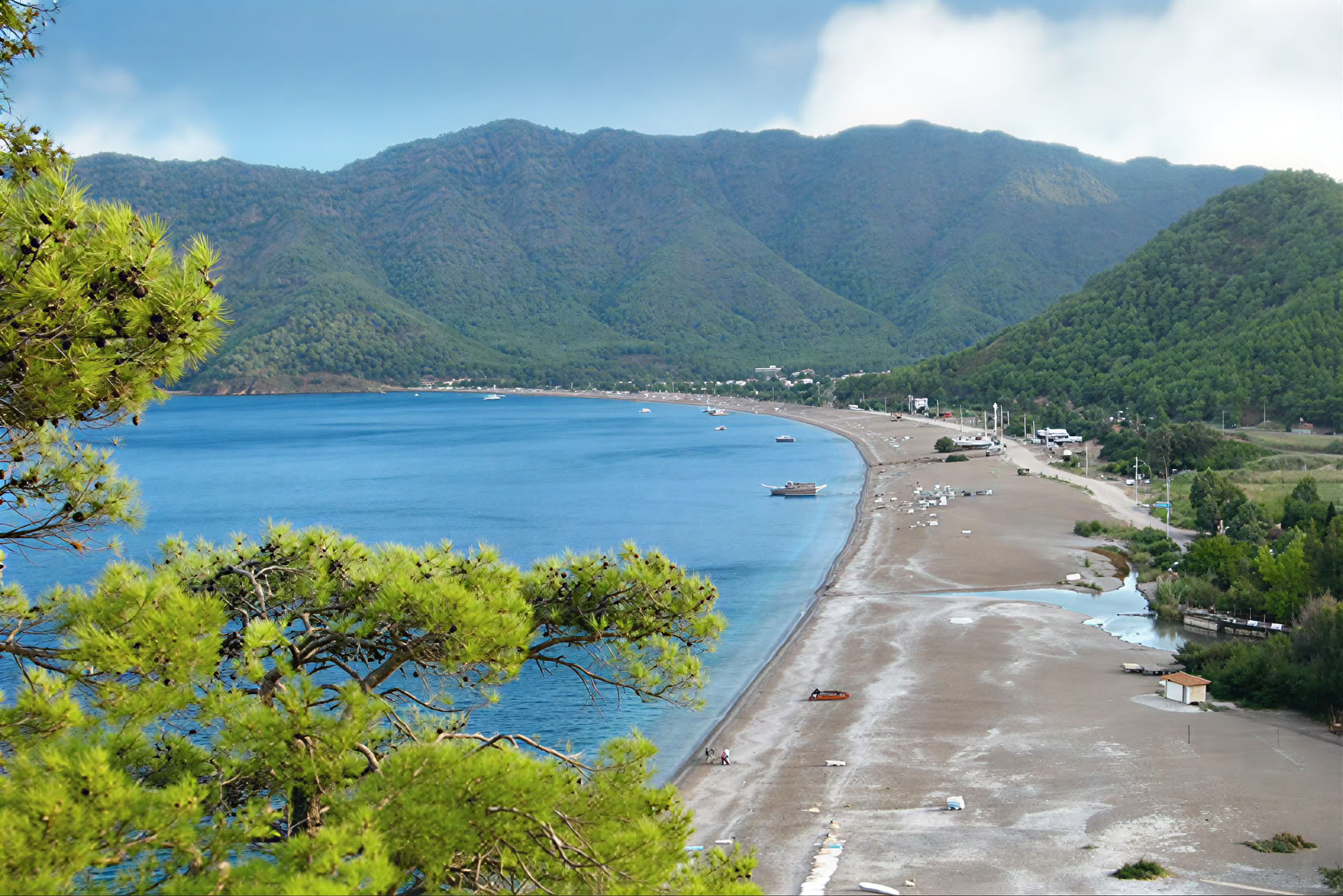 湖と山の景色を楽しむヨガリトリート