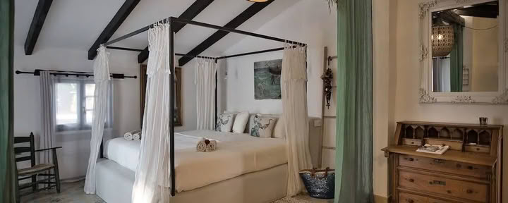 Single room with private bathroom