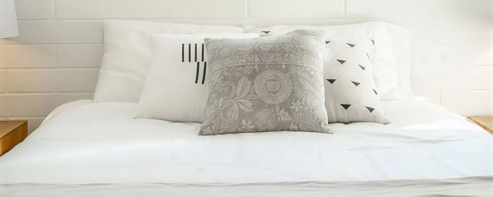 Queen Bed – Fig Room – Solo Room