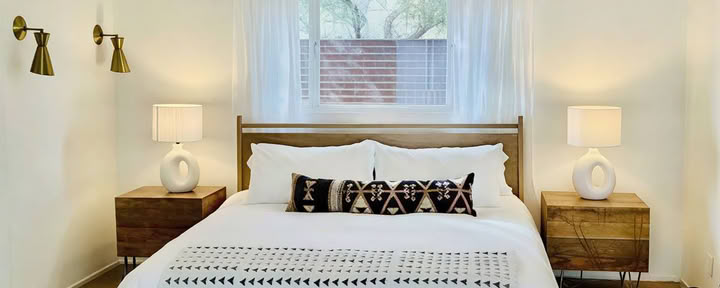 King Bed – Oak Room – Solo Room
