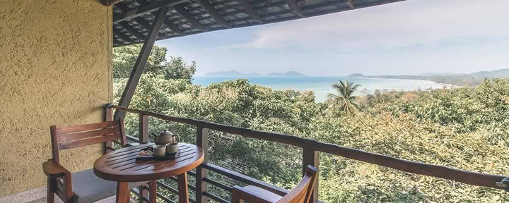 丘の斜面の海景色の部屋