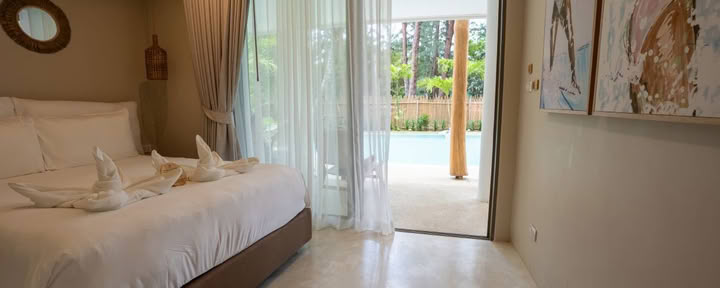Queen Pool Access Room