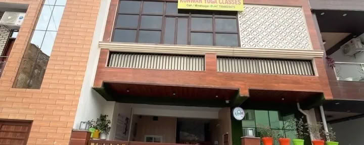 共同部屋の宿泊ヨガ